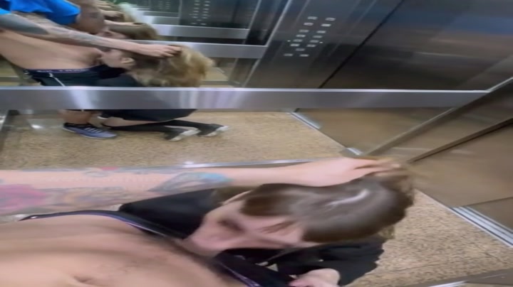 Парочка позабыла о камерах в лифте, и устроила анальный траходром